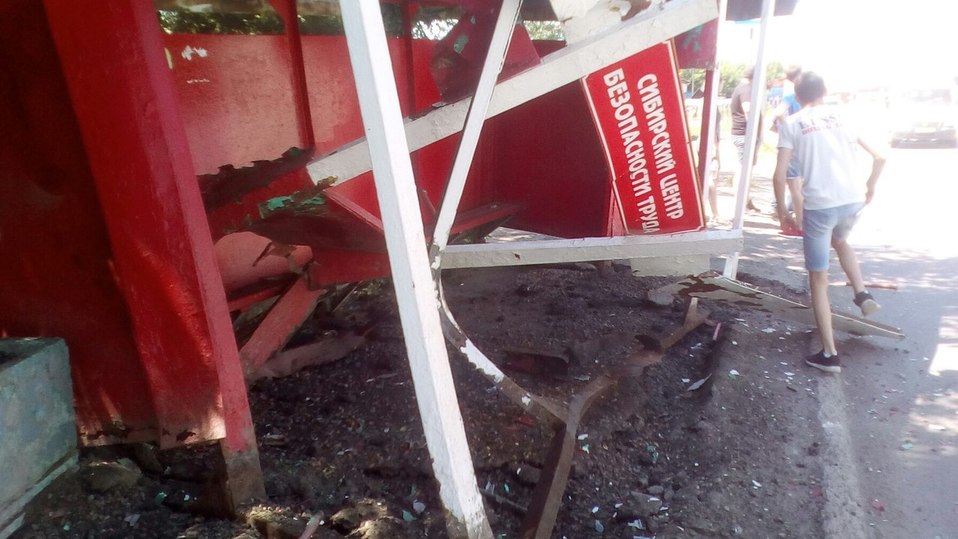 В Барнауле автомобиль врезался в остановку с людьми
