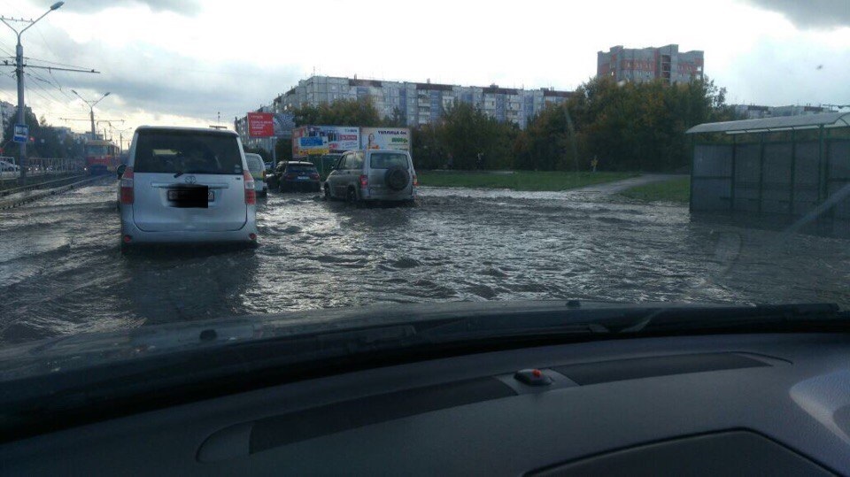 В Сети появились фото последствий после мощного ливня в Барнауле, вызвавшего потоп на городских дорогах В Сети появились фото последствий после мощного ливня в Барнауле, вызвавшего потоп на городских дорогах