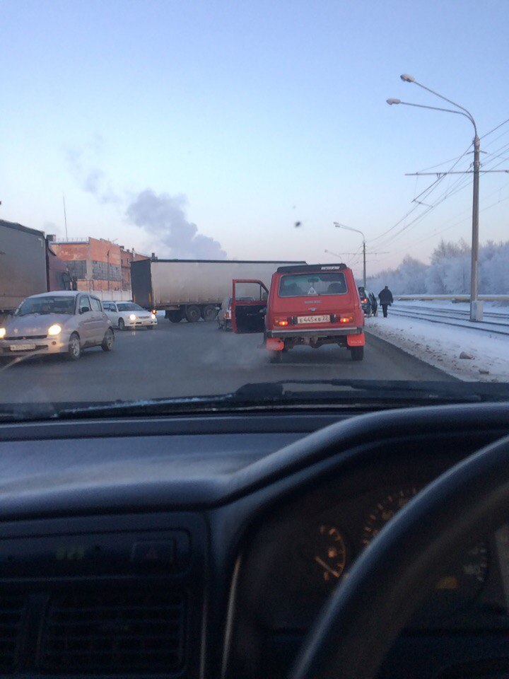 Появились фото из Барнаула, где фура перегородила один из самых оживленных проспектов Появились фото из Барнаула, где фура перегородила один из самых оживленных проспектов