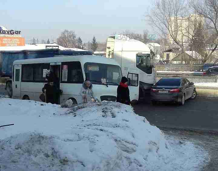 Дтп павловск барнаул сегодня. Дтп павловск барнаул сегодня. Авария на павловском тракте барнаул сегодня. Дтп павловск барнаул сегодня. Авария в павловске алтайского края.